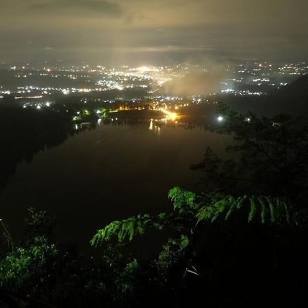 Rr Homestay Seroja Garung Bagian luar foto