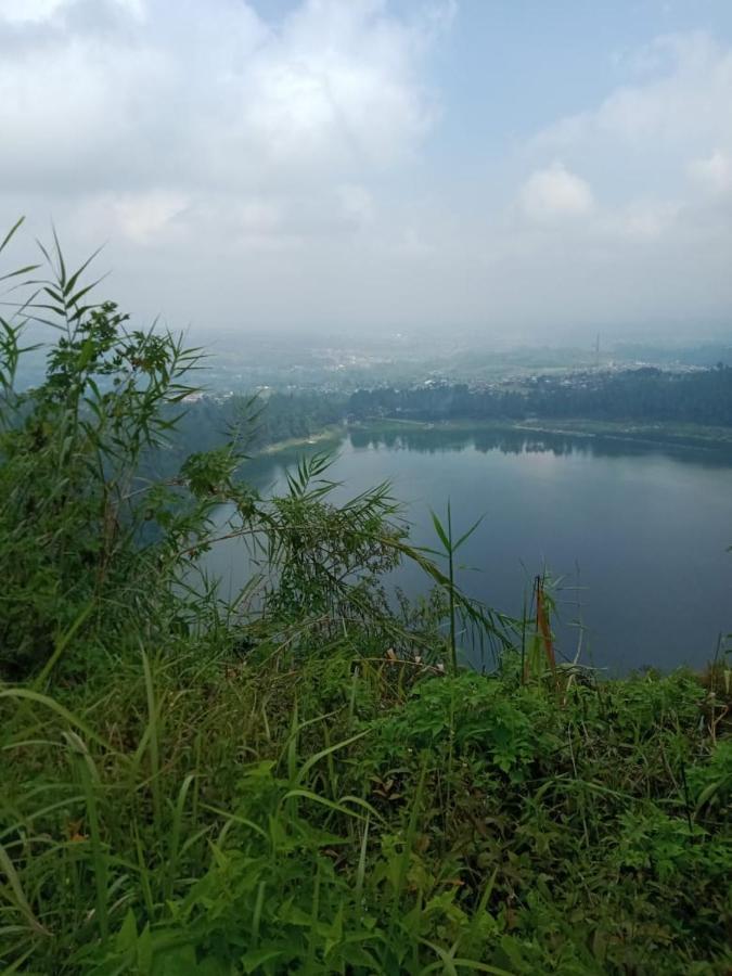 Rr Homestay Seroja Garung Bagian luar foto