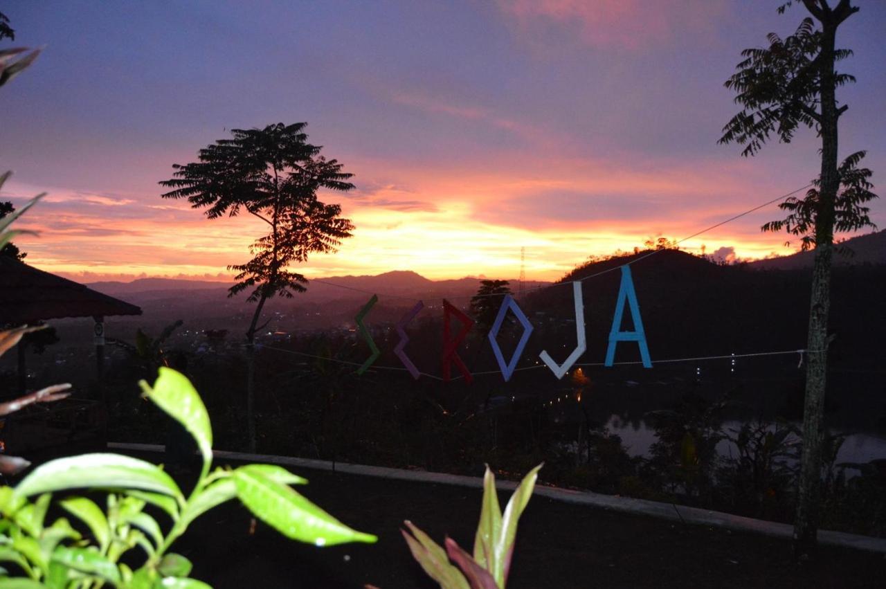 Rr Homestay Seroja Garung Bagian luar foto