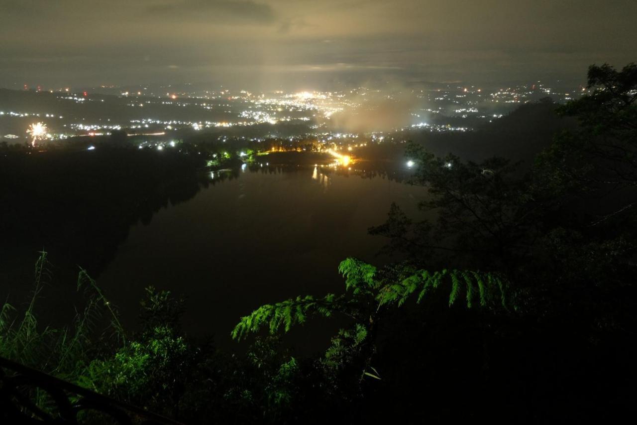 Rr Homestay Seroja Garung Bagian luar foto
