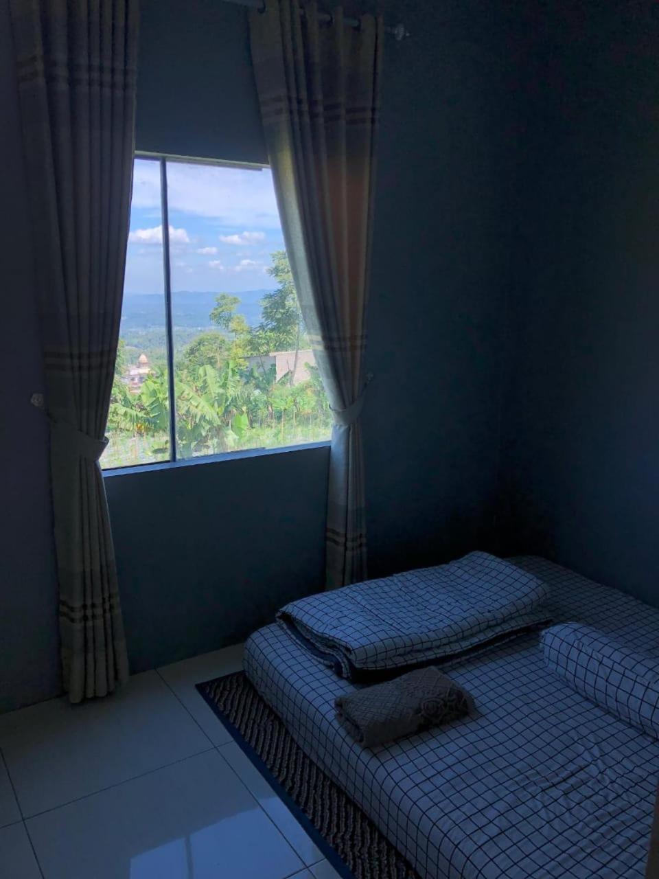 Rr Homestay Seroja Garung Bagian luar foto